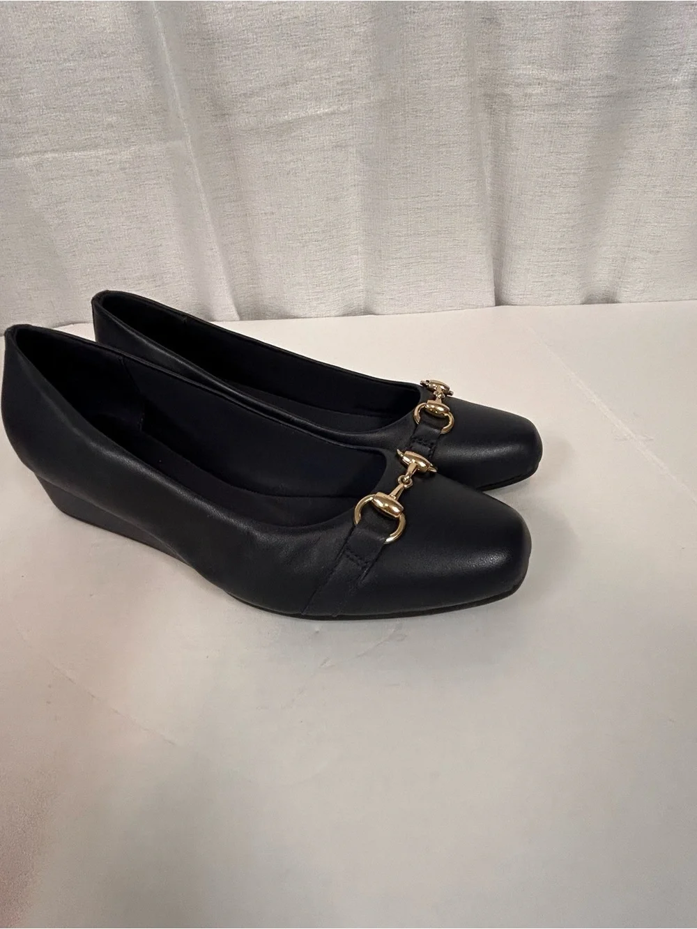 Easy Spirit Navy Blue Leather Gold-Bit pumps low heel